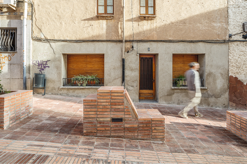 Die Stadtmöbel aus Ziegel sind von Treppen und Mauern der alten Bausubstanz Ripollets inspiriert und betonen den historischen Charakter der Innenstadt.<br />