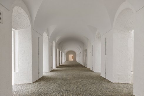 ... zu denen Hospitäler und Seminare zählen.<br />