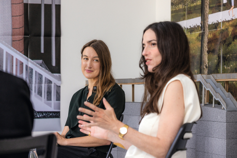 <strong>Verena Schmidt</strong> leitet das Fachgebiet Städtebau und Entwerfen an der BTU Cottbus-Senftenberg. <strong>Fabienne Hoelzel</strong> ist Professorin für Entwerfen und Städtebau in der Fachgruppe Architektur an der ABK Stuttgart.<br />