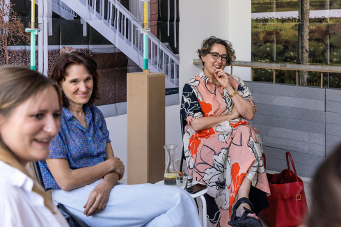 <strong>Folke Köbberling</strong> Künstlerin und Professorin am Institut für Architekturbezogene Kunst der TU Braunschweig. <strong>Anna-Maria Meister</strong> hat die Professur Architekturtheorie am Institut Entwerfen, Kunst und Theorie am KIT inne.<br />