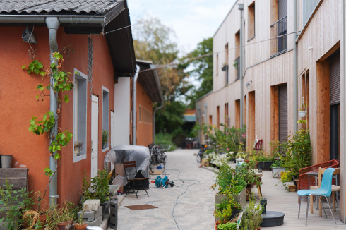 Die Anwohner teilen sich einen Garten, eine Gästewohnung, eine Sauna und Dachterrasse sowie den Zugang zu Probe­räumen, Werkstätten und dem Zirkuszentrum.<br />