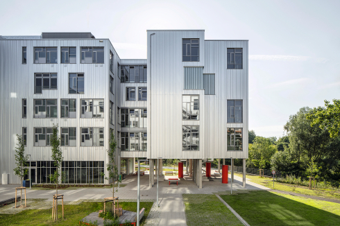 Der Wettbewerb zielte auf den Neubau einer Sekundarschule, eines Gymnasiums und eines Turnhallenbaus. PPAG verschmolzen alles zu einem Gesamten: Freunde sollen sich nicht schon vor der Schule verabschieden müssen.<br />