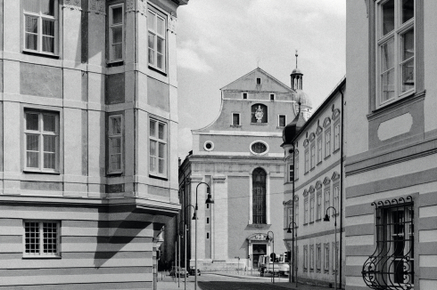 Eichstätter Barock: Blick zur Schutzengelkirche am Leonrodplatz, rechts der Ulmer Hof, von Schattner zur Bibliothek umgebaut.<br />