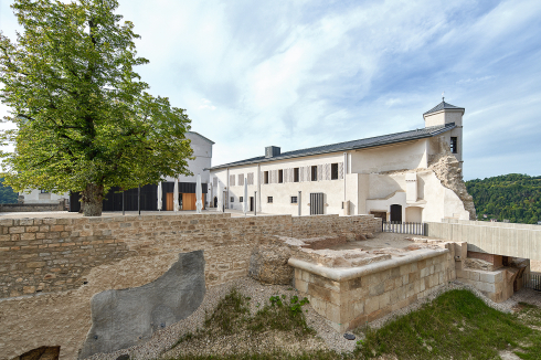 ... das nicht in Konkurrenz tritt zur steinernen Burg.<br />
