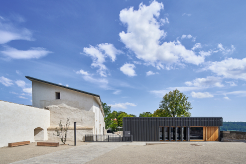 Den neuen Museumsshop haben Diezinger Architekten als „Provisorium“ in Holz gestaltet, ...<br />