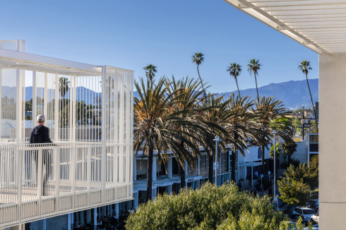 Vom Innenhof aus können die Bewohner einen unbezahlbaren Blick auf die Santa Monica Mountains ge-nießen ...<br />