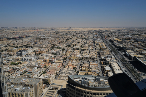 Blick nach Norden aus Turm B der Olaya Zwillingstürme, wo sich u.a. die Büros von Gerber Architekten, Buro Happold und SOM befinden. Im Hintergrund die sandige Fläche ist das Areal des künftigen King Salman Parks.<br />