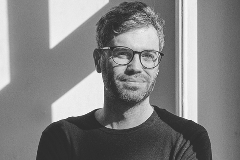 <strong>Sönke Reteike</strong> gründete gemeinsam mit Michael Fenske und Roberto Zitelli 2018 das Büro Grauwald Studio für Visualisierungen. Erstudierte an der UdK Berlin und ETH Zürich.<br />