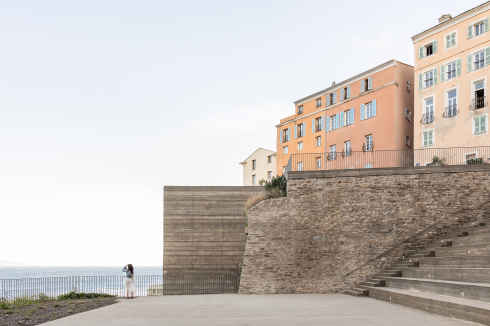 Die Treppenanlage und Platzgestaltung „Mantinum“ von Buzzo Spinelli architecture &amp; Antoine Dufour architectes in Bastia, Korsika<br />