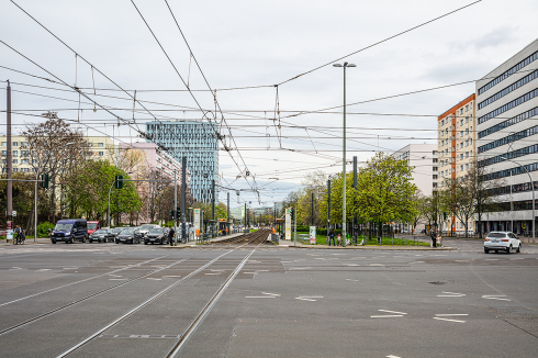 Die Wohnhäuser an der Mollstraße leiden unter der autogerechten Stadtplanung der 1960er Jahre, und die fehlende funktionale Durchmischung erschwert es zusätzlich, eine urbane Atmosphäre zu schaffen.<br />