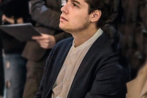 <strong>Jonas Tratz</strong><br />studierte Architektur an der TU Berlin, der EAPLV Paris und der EPFL Lausanne. Er ist einer von drei Partnern des Berliner Architekturbüros FAKT. 2019/20 war er Stipendiat der Deutschen Akademie Rom Villa Massimo. Aktuell ist er Vertretungsprofessor in Dessau für „Urbanism and Typologies of Change“. Tratz und Düsing berichten über den ungewöhnlichen Entwurfsprozess für die <strong>Neue Architekturschule</strong>.<br />