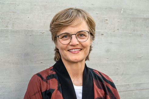 <strong>Vera Hartmann<br /></strong>ist seit 2000 bei Sauerbruch Hutton tätig, seit 2020 als Partnerin, 2023 wurde sie in die Geschäftsführung gewählt. Als Projektleiterin verantwortet sie Vorhaben mit den Schwerpunkten Wohnungs- und Bildungsbau. Neben Neubau zählen Bauen im Bestand und Innenarchitektur zu ihren Spezialgebieten. Das Kongressgespräch <strong>Braucht Nachhaltigkeit eine neue Ästhetik?</strong> moderieren die Redakteurinnen Beatrix Flagner und Caroline Kraft.<br />