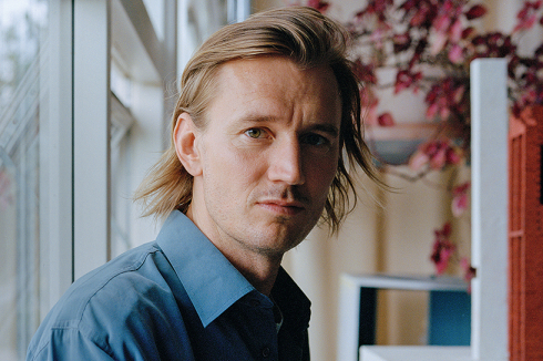 <strong>Søren Pihlmann<br /></strong>ist Gründer von pihlmann architects in Kopenhagen. Das Team, so schreibt er, glaubt an eine Arbeitsweise, die vom Zusammenspiel bestehender Elemente als Grundlage für einen neuen Blick auf die Architektur lebt und traditionelle Strukturen infrage stellt, indem sie den Wert von Materialien neu interpretiert und dynamische Geschichten erzählt. In seinem Vortrag <strong>Handling What’s Already at Hand</strong> stellt er diese Praxis vor.<br />
