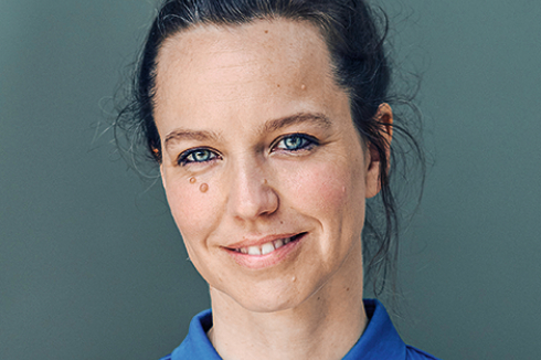 <strong>Sibylle Bornefeld</strong><br />kam 2007 zu Sauerbruch Hutton und ist seit 2020 Partnerin im Büro. Als Spezialistin für Holzbau war sie maßgeblich am Entwurf für das Hager Forum in Obernai beteiligt. Sie war u.a. Projektleiterin für das Universal Design Quartier in Hamburg sowie für den Neubau des Luisenblocks. Über die Frage <strong>Braucht Nachhaltigkeit eine neue Ästhetik?</strong> wird sie zusammen mit ihrer Kollegin Vera Hartmann und Wiebke Becker, Jung, diskutieren.<br />