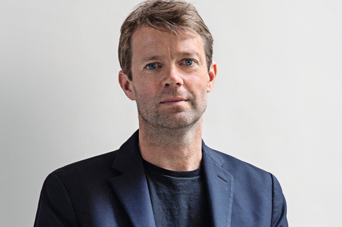 <strong>Bas Smets</strong><br />betreibt ein Büro in Brüssel und lehrt an der Harvard University. Sein beruflicher Werdegang umfasst Landschaftsarchitektur, Bauingenieurwesen und Architektur. 2022 gewann er den Wettbewerb für die Gestaltung des öffentlichen Raums um Notre-Dame in Paris. In <strong>Biospheric Urbanism</strong> erläutert er seinen erfinderischen Ansatz, der die Logik der Natur nutzt, um Mikroklimata im städtischen Kontext zu schaffen.<br />