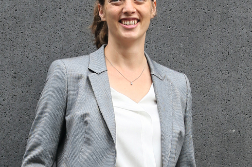 <strong>Eva Herr</strong><br />leitet seit 2019 das Stadtplanungsamt Köln. Sie studierte Architektur in Weimar, Stadt- und Regionalplanung in Cardiff und sammelte berufliche Erfahrungen im In- und Ausland. Ihr Amt steuert größere städtebauliche Entwicklungsmaßnahmen, verantwortet Wettbewerbs- und Bebauungsplanverfahren und die Gestaltung öffentlicher Räume. Ihr Vortrag trägt den Titel <strong>Die Stadt weiter entwickeln</strong>.<br />