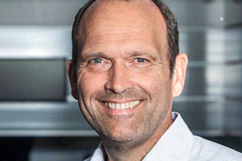 <strong>Gunther Gamst</strong><br />ist Vorstand, Geschäftsführer und Gründer von VIVAERO, VAVENTUS Kälte Klima Lüftung Wärmepumpen und KLIMEO. Als Diplom-Ingenieur für Energie und Kraftwerkstechnik ist er seit 30 Jahren in der Kälte-KlimaBranche aktiv. Anhand realisierter Projekte diskutiert er zusammen mit Thorsten Becker, DAIKIN, und Bauwelt-Chefredakteur Boris Schade-Bünsow zur drängenden Frage: <strong>Wie schaffen wir die Heizungswende?</strong><br />