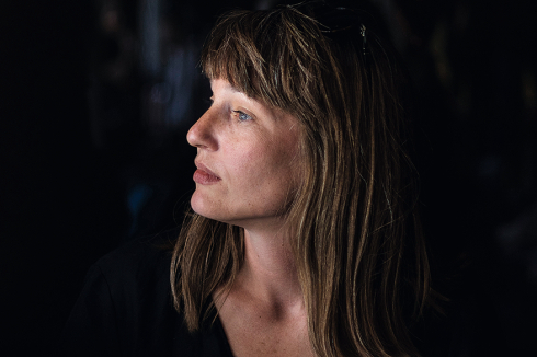 <strong>Donna van Milligen Biel</strong><br />ist Architektin. Im Jahr 2014 erhielt sie den Prix de Rome für ihren Plan zur Gestaltung des öffentlichen Raums in Rotterdam. Sie ist fasziniert von der Neudefinition und Positionierung von Grenzen und dem Einfluss von Architektur auf den öffentlichen Raum. Seit 2017 arbeitet sie mit Ard de Vries zusammen. Die beiden entwickeln Projekte – von privaten bis zu öffentlichen, kleineren und größeren Kulturbauten. Ihr Vortragstitel lautet <strong>Inbetween</strong>.<br />