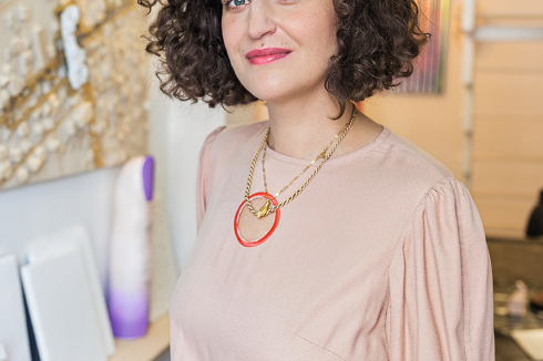 <strong>Aleksandra Wasilkowska</strong><br />leitet ein Architekturbüro in Warschau/Brüssel, das sich mit Konzepten der Schattenarchitektur wie Straßenhandel, informellen Marktplätzen, alltäglicher Infrastruktur und transkulturellen Typologien beschäftigt. Wasilkowskas Projekte waren auf der Shortlist der EUmies Awards 2024 und Finalisten des European Prize for Urban Public Space 2022. Ihr Vortragstitel: <strong>Shadow Architecture and Everyday Infrastructure</strong>.<br />