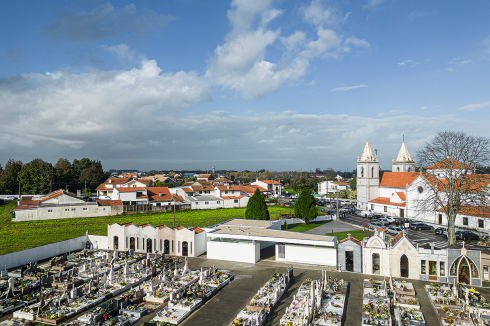 Gegenüber der Kirche Santo António von Oliveirinha liegt der nördlichere der beiden Friedhöfe der Stadt. Die neue Trauerhalle erweitert das Angebot vor Ort und akzentuiert am Friedhof den Eingang. <br />