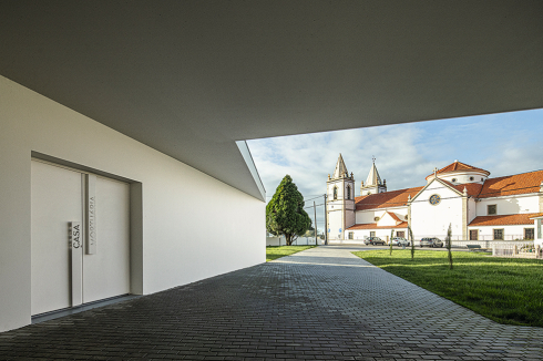 Die Kirche wird durch die scharfen Kanten gerahmt.<br />
