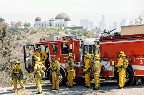 Feuerwehrleute, die den Brand in der Nähe des Griffith-Observatoriums im Mai 2007 bekämpften.<br />