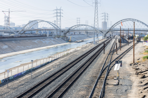 Das Sixth Street Viaduct überspannt den L.A. River, Bahnanlagen, Industrieareale und technische Infrastruktur.<br />