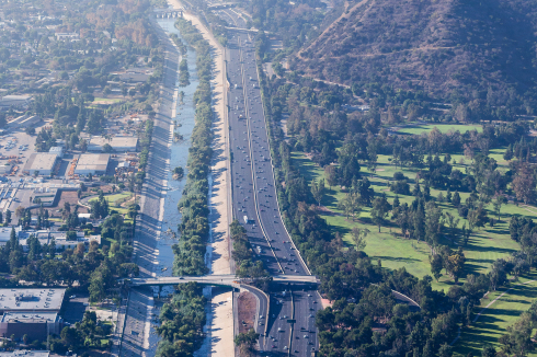 Nördlich von Downtown wurde das Bett des Flusses teilweise bereits vom Beton befreit und zeigt, welches Potenzial der L.A. River als Natur- und Erholungsraum haben könnte.<br />
