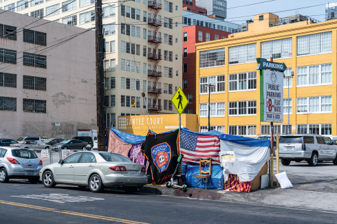 Santee Court an der 7th Street, Südgrenze von Skid Row. Unter den Obdachlosen in L.A. sind etliche Veteranen oder stammen aus anderen Gegenden der USA, auf einer der Decken das Emblem der Picatinny Fire Rescue aus New Jersey.<br />