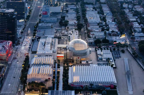 Wilshire Boulevard (Blick nach Westen) verbindet Downtown L.A. und Santa Monica. Etwa auf halber Strecke hat sich ein Knoten des kulturellen Lebens entwickelt.<br />