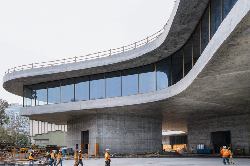 Am 25. Oktober fielen nach vier Jahren Bauzeit die letzten Gerüste an Peter Zumthors Erweiterungsbau des LACMA. Die „David Geffen Galleries“ sollen im April 2026 eröffnet werden.<br />