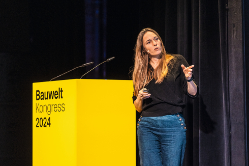 ... und Donna van Milligen Bielke präsentierten, wie durch Dekonstruktion, Neudefinition und Wiederverwertung nicht allein Bestandsmaterialien einen Wert als Ressource erhalten, sondern sich auch die Geschichte weiterschreiben lässt. Josepha Landes moderierte und leitete die anschließende Diskussionsrunde.<br />