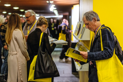 Das ganze Jahr 2024 über haben wir uns mit der Kongress-Fragestellung „Geht’s noch?“ befasst und sie in unseren Heften thematisiert. Nachzulesen u.a. am Bauwelt-Stand.<br />