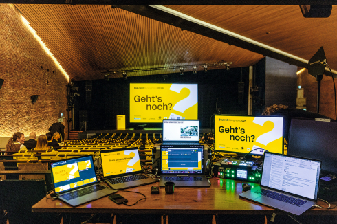 Der Kongress fand im großen Studio der Berliner Akademie der Künste statt.<br />