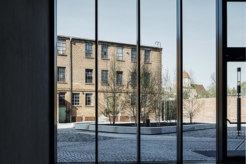Blick vom kleinen Foyer auf den Altbau der Weberei.<br />