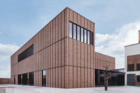 Neben dem Veranstaltungssaal und dem großen Foyer in der Shedhalle, das für unterschiedliche Nutzungen zur Verfügung steht, entstanden im Obergeschoss Seminarräume. Im kleineren Bau an der Straße befinden sich über den Ausstellungsflächen Büros der Verwaltung.<br />