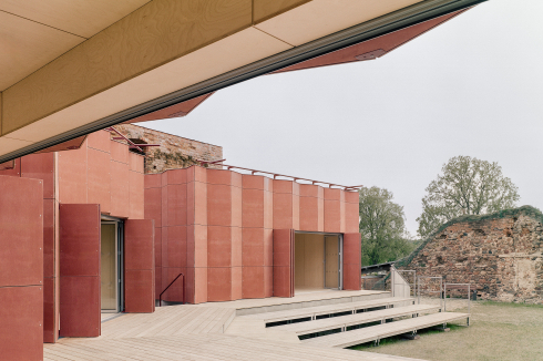 Mal Bühne, mal Workshop: Mit der Burgbühne von Atelier Fanelsa bekommt die Burg in Beeskow eine weitere Möglichkeit für ihr vielseitiges Kulturangebot.<br />