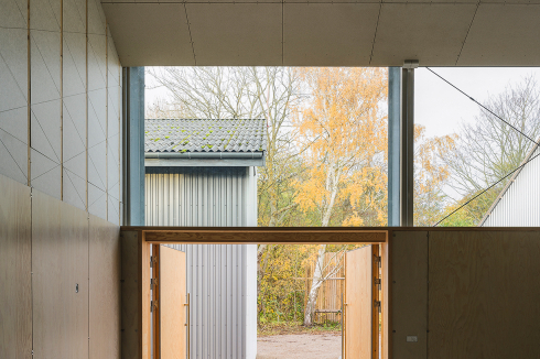 Ähnlich wie im Modell-Projekt „Home Minus 12,5 mm“ von pihlmann architects und Office Kim Lenschow wird auf eine Wandver­kleidung verzichtet und stattdessen die Isolierung bloßgelegt.<br />