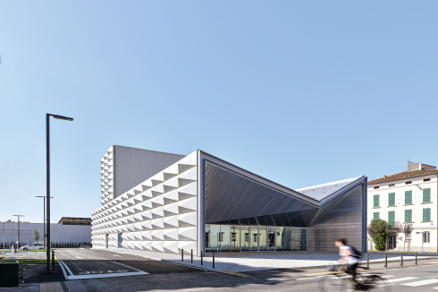 Vor dem Theater liegt der Granit-gepflasterte Vorplatz.<br />