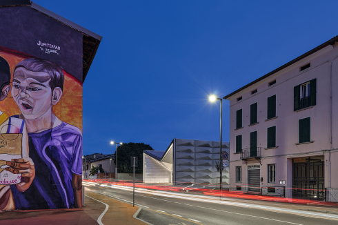 „Oltre la strada“, jenseits der Straße, ist der Name des Stadtentwicklungsprogramms für die raue Nachbarschaft, mit dem Theater als zentralem Projekt.<br />
