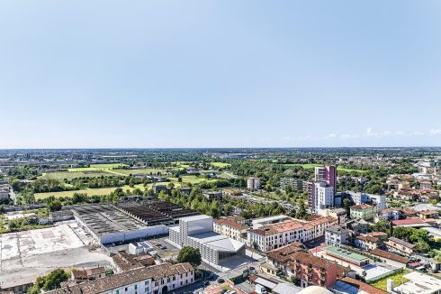 Die industrielle Vergangenheit von Brescia ist hinter dem Teatro Borsoni mit ruinösen Produktionshallen präsent.<br />