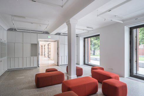 Das Erdgeschoss mit Blick aus der „Virchowka­bine“ ins Foyer<br />