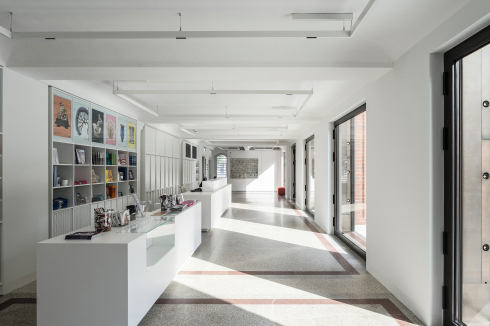 Der kleinteilige Grundriss wurde im Zuge der Neugestaltung zu größeren Raumfolgen umgestaltet. Im Bild: das Foyer.<br />