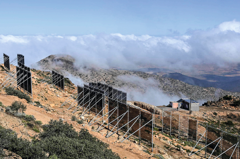 In Marokko am Berg Boutmezguida nahe der Küstenstadt Sidi Ifni wird atmosphärischer Wasserdampf aus Wolken und Nebel gesammelt. Dort steht der größte Nebelkollektorpark der Welt.<br />