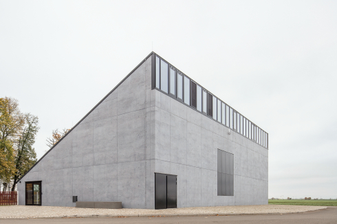 Die einfache, von landwirtschaftlichen Zweckbauten abgeleitete Geometrie wird mit feinen Details als Kulturbau kenntlich gemacht.<br />