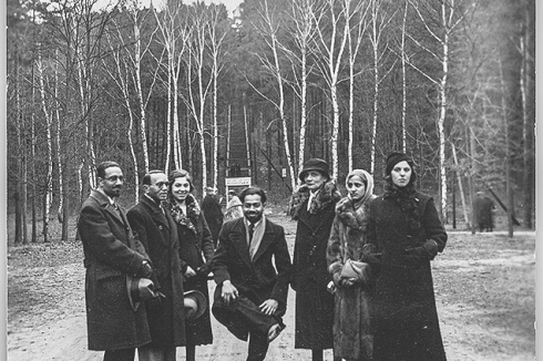 Azeez Mirza, stellvertretender Imam der Moschee, in der Mitte, S. M. und Mahmuda Abdullah, N.N., Susanna, Emilia und Lisa Oettinger in den 1930er Jahren.<br />