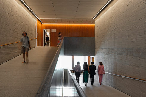Die Erschließungsräume des Museums wurden großzügig dimensioniert, um dem Besucherandrang zu genügen.<br />