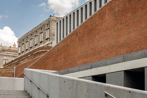 Das Ausstellungsgebäude staffelt sich den Hang unterhalb des Plateaus von Königspalast und Kathe­drale hinab.<br />