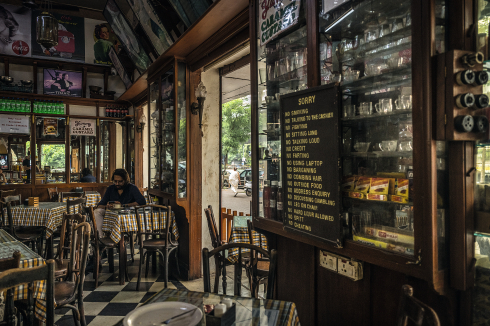 Interieur eines Irani Café. In den 1950er Jahren gab es noch Hunderte der ursprünglich von zoroas-trischen iranischen Einwanderern eröffneten Cafés in Mumbai, heute nur noch einige wenige.<br />