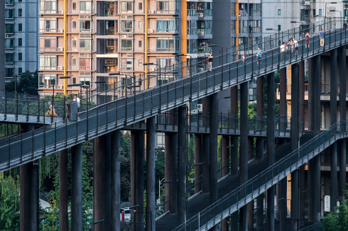 Das West Village vereint mehrere Typologien – Gebäude, Infrastruktur, Landschaft und öffentlichen Raum. Ansteigende Wege für Radfahrer und Fußgängerinnen umschließen das fünfgeschossige Projekt.<br />